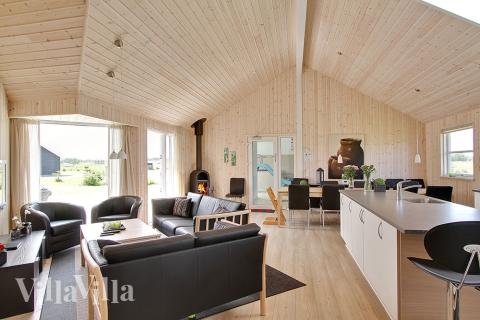 Der Aufenthaltsraum ist geräumig und fungiert mit Sofagruppe und Esstisch als natürlicher Treffpunkt des Hauses