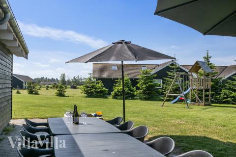 Genießen Sie einen Grillabend auf der Terrasse des Luxusferienhauses Nr. 251 in Lolland/Falster/Mön