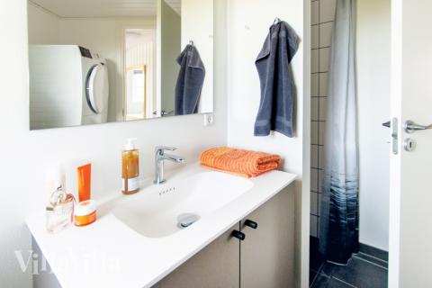 Eines der Badezimmer im Luxusferienhaus Nr. 201