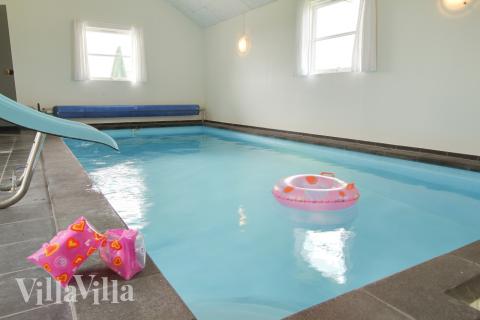 Das Ferienhaus 201 hat einen schicken Poolbereich mit Wasserrutsche, einem geräumigen, eingelassenen Whirlpool und einer Sauna.