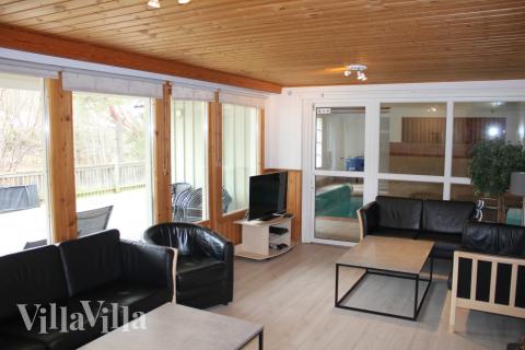 Reichlich Gelegenheit zum Relaxen in bequemen Möbeln gibt es im gemütlichen Wohn-/Mehrzweckraum, in dem sich u.a. der Kaminofen und das TV-Gerät befinden