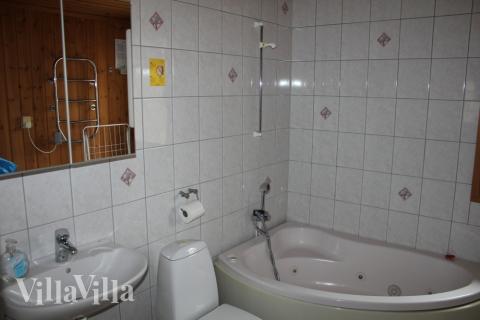 Eines der Badezimmer im Luxusferienhaus Nr. 126