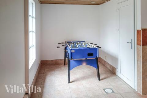 Neben den vielen schönen Stunden, die man im Poolbereich des Hauses verbringen kann, bietet das Luxusferienhaus 126 auch Spielevergnügen bei Billard/Tischtennis und Darts