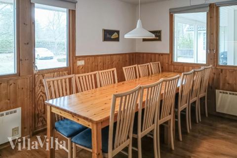 Der große, lichtdurchflutete Aufenthaltsraum im Luxusferienhaus Nr. 126 für 12.