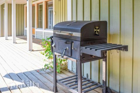 Genießen Sie einen Grillabend auf der Terrasse des Luxusferienhauses Nr. 126 in Schweden