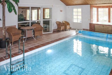 Das Ferienhaus 126 hat einen schicken Poolbereich mit Wasserrutsche, einem geräumigen, eingelassenen Whirlpool und einer Sauna.