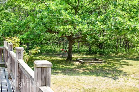 Zu dem attraktiven Ferienhaus Nr. 126 in Schweden gehört auch ein tolles Angebot im Außenbereich, z. B. Spieleturm und Schaukeln