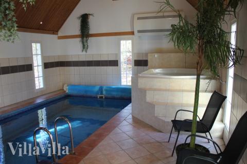 Der große Poolbereich des Hauses ist ein Schlaraffenland für Wasserfans – dank Swimmingpool, Kinderbecken und Whirlpool