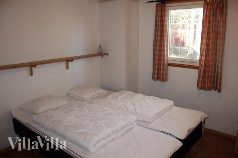 Das Haus hat einen Hängeboden und 4 Schlafzimmer, von denen 3 mit Doppelbetten und eines mit zwei Etagenbetten ausgestattet ist