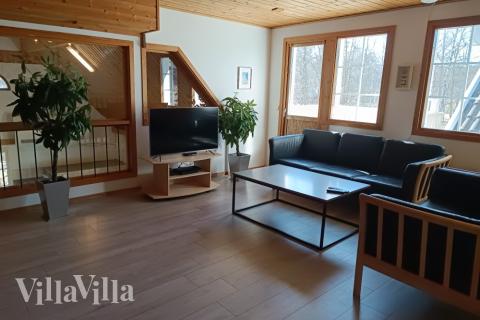 Das Wohnzimmer in der ersten Etage ist mit zwei Sofagruppen ausgestattet und bietet Sicht auf den Poolbereich. Hier befindet sich auch der Zugang zum Balkon