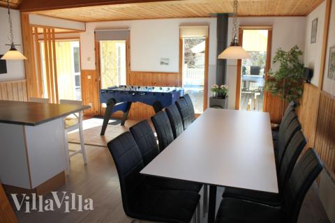 Aufenthaltsraum mit Platz für 12 im Luxusferienhaus Nr. 127.