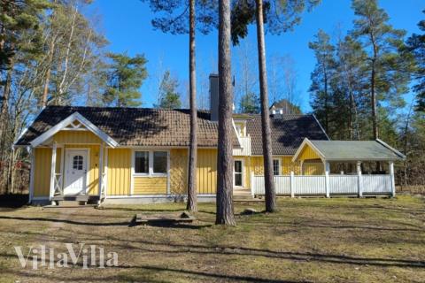 Dieses schöne Poolhaus Nr. 127 mit Platz für 12 Personen liegt in Schweden