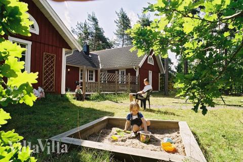 Das Haus befindet sich auf einem Naturgrundstück in schöner Umgebung in der Nähe des Ortes Köpingsvik sowie des kinderfreundlichen Strandes