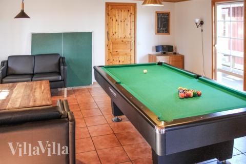 Neben den vielen schönen Stunden, die man im Poolbereich des Hauses verbringen kann, bietet das Luxusferienhaus 84 auch Spielevergnügen bei Billard/Tischtennis und Darts