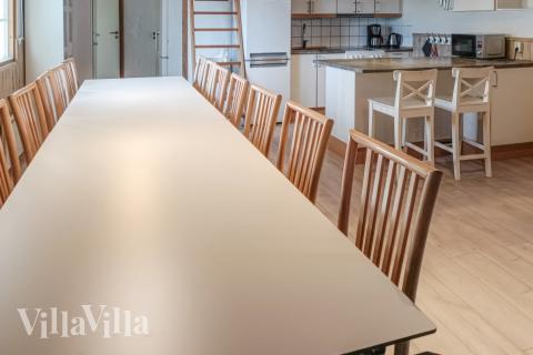 Der große, lichtdurchflutete Aufenthaltsraum im Luxusferienhaus Nr. 84 für 18.