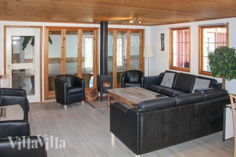 Die Couch im Luxusferienhaus Nr. 84 in Schweden lädt zu Gesellschaftsspielen oder zu Kinoabenden ein.