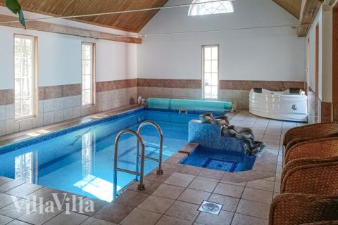 Das Ferienhaus 84 hat einen schicken Poolbereich mit Wasserrutsche, einem geräumigen, eingelassenen Whirlpool und einer Sauna.