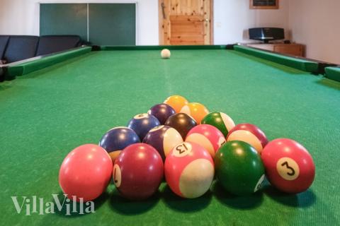 Das Luxusferienhaus 84 für 18 Personen hat einen großen Aktivitätsraum mit u. a. Billard und Darts