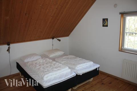 Die Schlafzimmer befinden sich in der 1. Etage des Hauses. Sie sind in zwei Schlafbereiche unterteilt, zu denen jeweils ein eigenes Badezimmer gehört