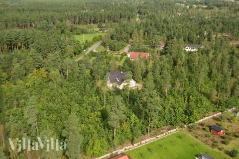 Das Haus liegt auf einem 1200 m2 großen Wald- und Naturgrundstück in der Nähe des schönen Strandes und der Sehenswürdigkeiten von Öland