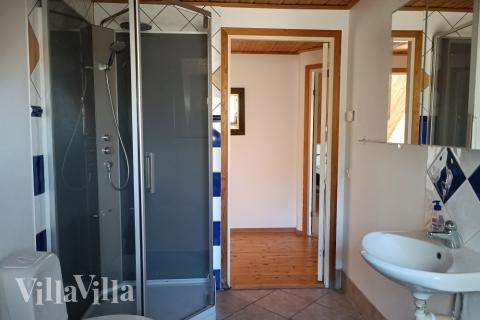 Eines der Badezimmer im Luxusferienhaus Nr. 78