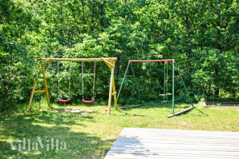 Zu dem attraktiven Ferienhaus Nr. 78 in Schweden gehört auch ein tolles Angebot im Außenbereich, z. B. Spieleturm und Schaukeln