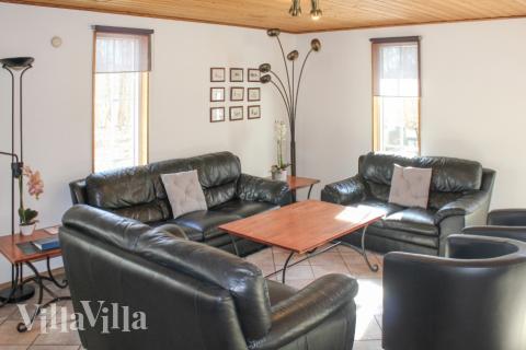 Die Couchecke im Luxusferienhaus Nr. 78 in Schweden.