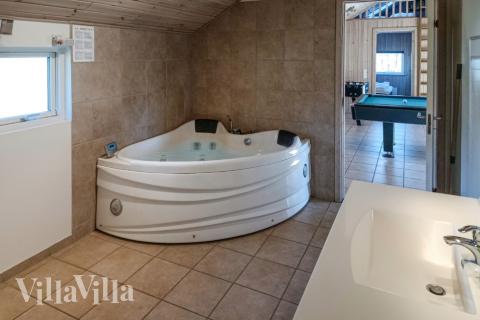 Genießen Sie den warmen Whirlpool im Luxusferienhaus Nr. 244 in Schweden
