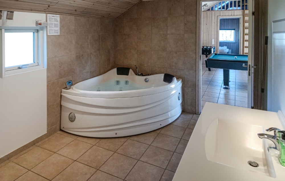 Genießen Sie den warmen Whirlpool im Luxusferienhaus Nr. 244 in Schweden