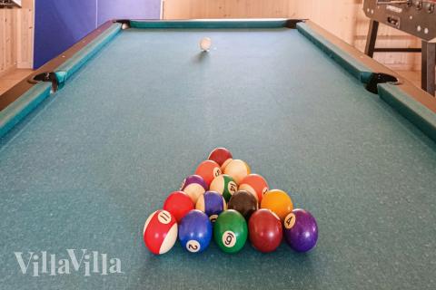 Das Luxusferienhaus 244 für 14 Personen hat einen großen Aktivitätsraum mit u. a. Billard und Darts