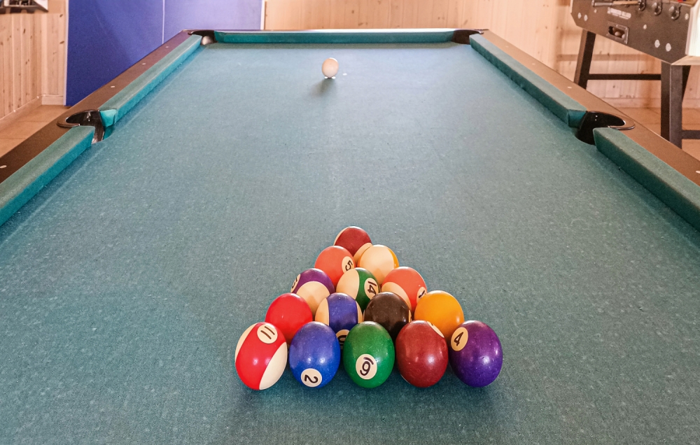 Das Luxusferienhaus 244 für 14 Personen hat einen großen Aktivitätsraum mit u. a. Billard und Darts