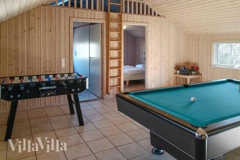 Neben den vielen schönen Stunden, die man im Poolbereich des Hauses verbringen kann, bietet das Luxusferienhaus 244 auch Spielevergnügen bei Billard/Tischtennis und Darts