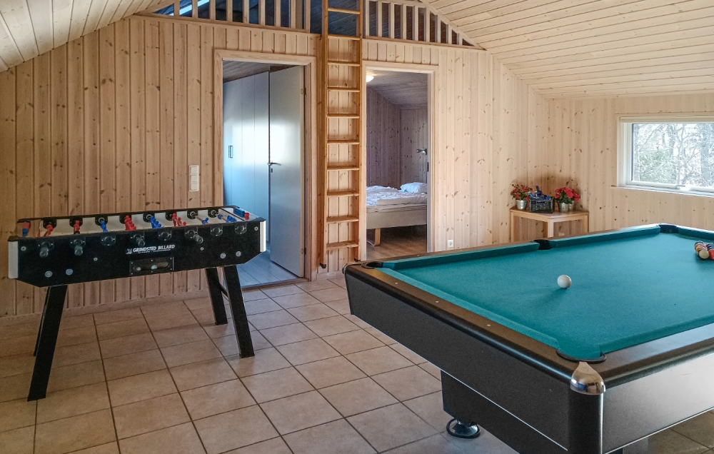 Neben den vielen schönen Stunden, die man im Poolbereich des Hauses verbringen kann, bietet das Luxusferienhaus 244 auch Spielevergnügen bei Billard/Tischtennis und Darts