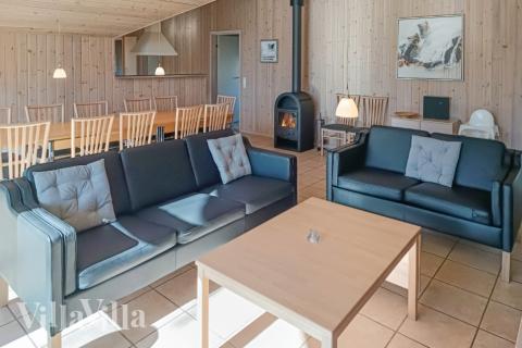 Die Couch im Luxusferienhaus Nr. 244 in Schweden lädt zu Gesellschaftsspielen oder zu Kinoabenden ein.