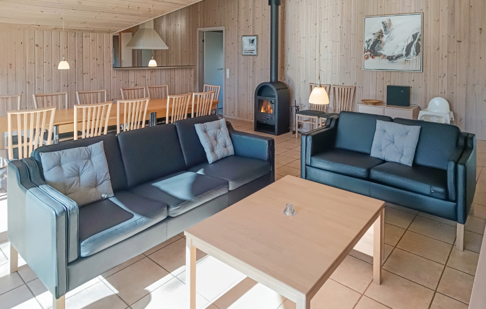 Die Couch im Luxusferienhaus Nr. 244 in Schweden lädt zu Gesellschaftsspielen oder zu Kinoabenden ein.