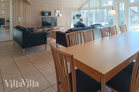 Der große, lichtdurchflutete Aufenthaltsraum im Luxusferienhaus Nr. 244 für 14.