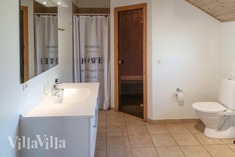 Eines der Badezimmer im Luxusferienhaus Nr. 244