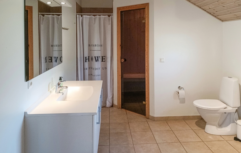 Eines der Badezimmer im Luxusferienhaus Nr. 244