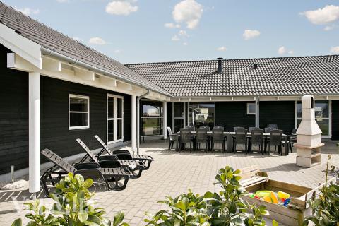 Dieses tolle Luxushaus befindet sich auf einem großen Naturgrundstück in der Nähe des Strandes und des Ferienorts Marielyst