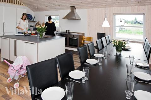 Der Aufenthaltsraum ist ein architektonisch schöner und heller Raum, der zum gemütlichen Beisammensein mit Familie und Freunden einlädt