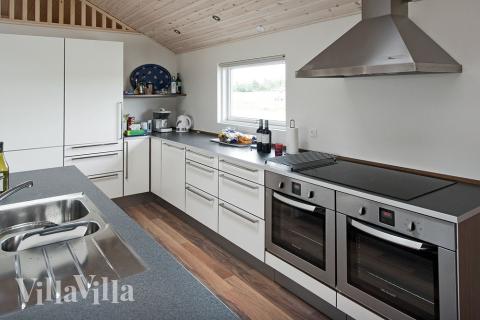 Die gut ausgestattete Küche mit Koch-Insel beinhaltet u.a. 2 Öfen, 2 Spülmaschinen sowie viel Kühlraum