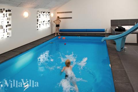 Im einladenden Poolraum genießen Sie den Badegang im 18 m2 großen Pool mit Wasserrutsche. Zudem sorgt ein Schwimmtrainer für ein bisschen extra Kondition und Spaß