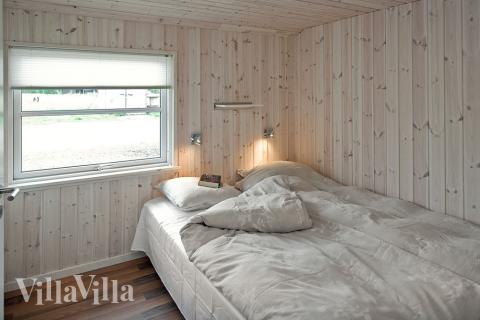 Die Schlafzimmer sind mit Boxmatratzen und Einbauschränken praktisch eingerichtet