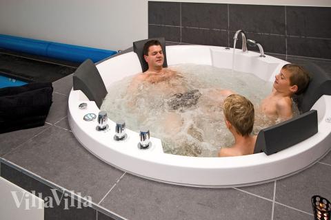 Lust auf Entspannung? Springen Sie in den Whirlpool (4-6 Personen) und schwitzen Sie sich danach in der Sauna fit