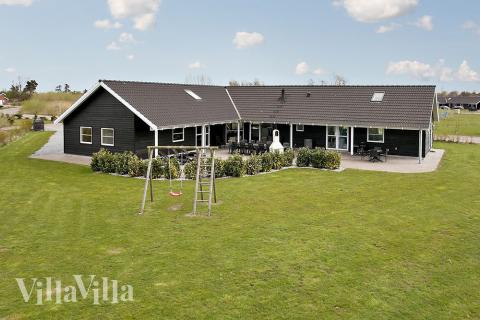 Grosses Ferienhaus mit einer 130 m2 großen Terrasse, die zum Grillen genutzt werden kann. 51 m2 der Terrasse sind überdacht