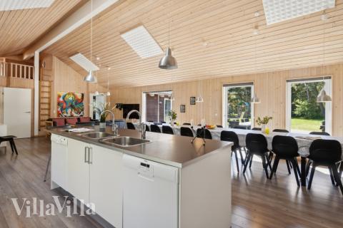 Der große, lichtdurchflutete Aufenthaltsraum im Luxusferienhaus Nr. 261 für 24.