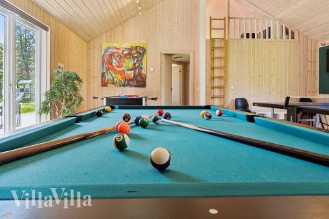 Aktivitätsraum im Luxusferienhaus Nr. 261 mit 9 Schlafzimmern und Platz für 24 Gäste.