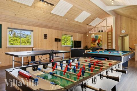 Neben den vielen schönen Stunden, die man im Poolbereich des Hauses verbringen kann, bietet das Luxusferienhaus 261 auch Spielevergnügen bei Billard/Tischtennis und Darts