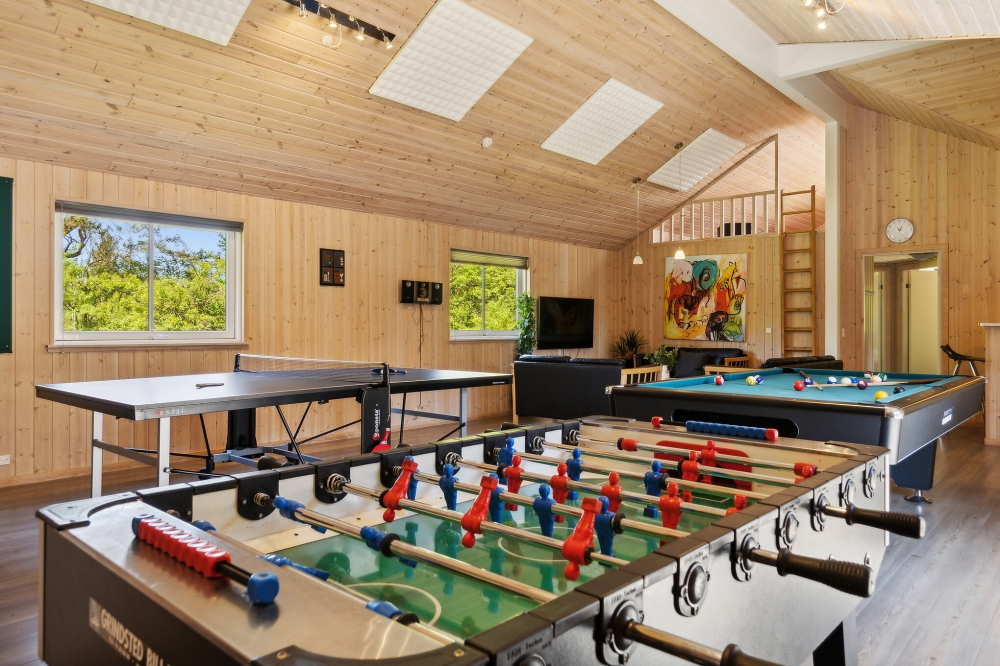 Neben den vielen schönen Stunden, die man im Poolbereich des Hauses verbringen kann, bietet das Luxusferienhaus 261 auch Spielevergnügen bei Billard/Tischtennis und Darts