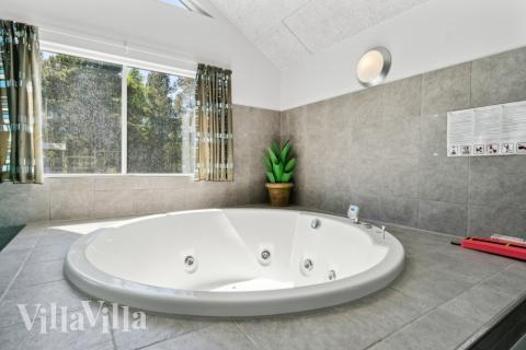 Genießen Sie den warmen Whirlpool im Luxusferienhaus Nr. 261 in Westjütland